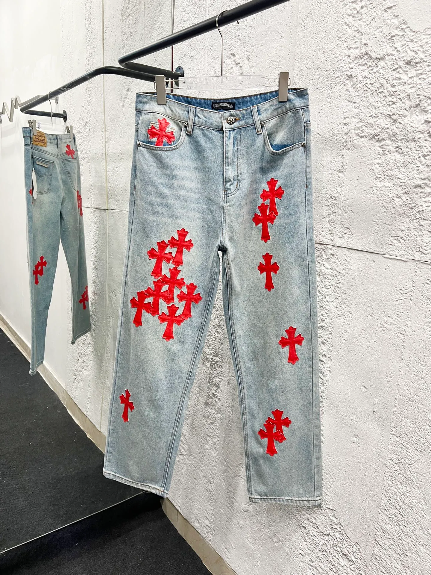 P260 Style number: H853 Chrome hearts & Chrome hearts 25ss red cross patch leather jeans Chrome hearts’ logging pants are here! ! ! CH Croix Heart Double Knee Cross Patch Leather Bo1 Style Logging Pants Straight-leg Work Pants B136 Croix Heart Cross Sanskrit Overalls Price 24W Level, patchwork cross pattern embellishment, high-waisted washed jeans! ! Absolutely high-end luxury products, 1.9W level god-level single products, super popular products, made by top heavy industry, not to be missed. About Zangyin, this is an extremely luxurious fashion brand, which can also be called the nobles of the high street. It has always been an exclusive brand of some hipsters or rich second generation. Compared with ordinary high streets, it is more luxurious and noble. Compared with luxury brands, it has a more fashionable personality and has always been a brand that I have a special liking for. Imported yarn is custom-woven into high-density twill canvas, which ensures a crisp silhouette while also making the fabric feel very delicate. It follows the B01 classic silhouette, with a crisp and stylish upper body. The ready-made garments are stone-ground and fermented and washed, so they can be matched with any style. Buttons and brushed zinc are washed with genuine YKK retro metal products. Double-layered canvas on the front. Perfect details. All hardware is perfect. Size: 30-32-34-36 Color: blue pants and red leather